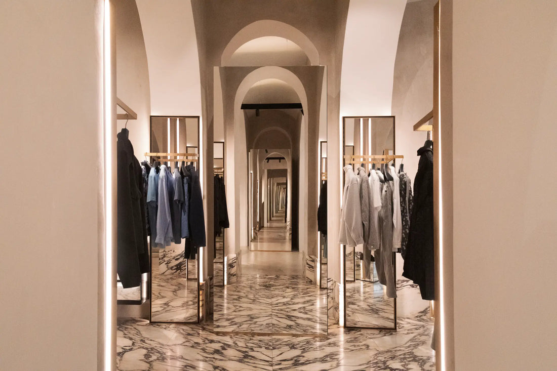 Depuis 1987, Compañero sélectionne des pièces de prêt-à-porter haut de gamme. Une mode cohérente, durable et tournée vers l’humain. De la Corse à l'international. 