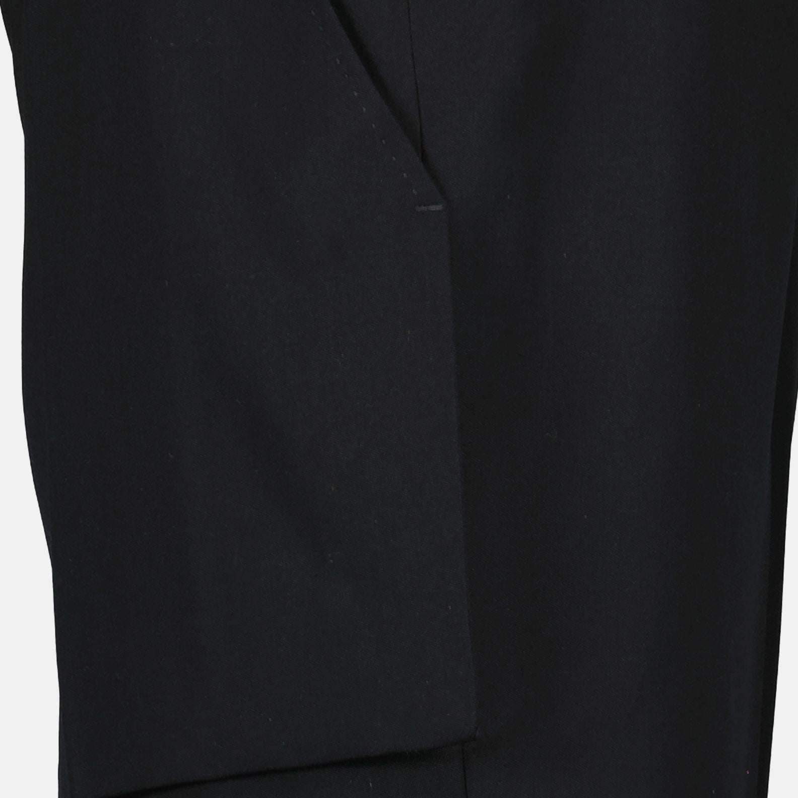 Trousers with visible pockets