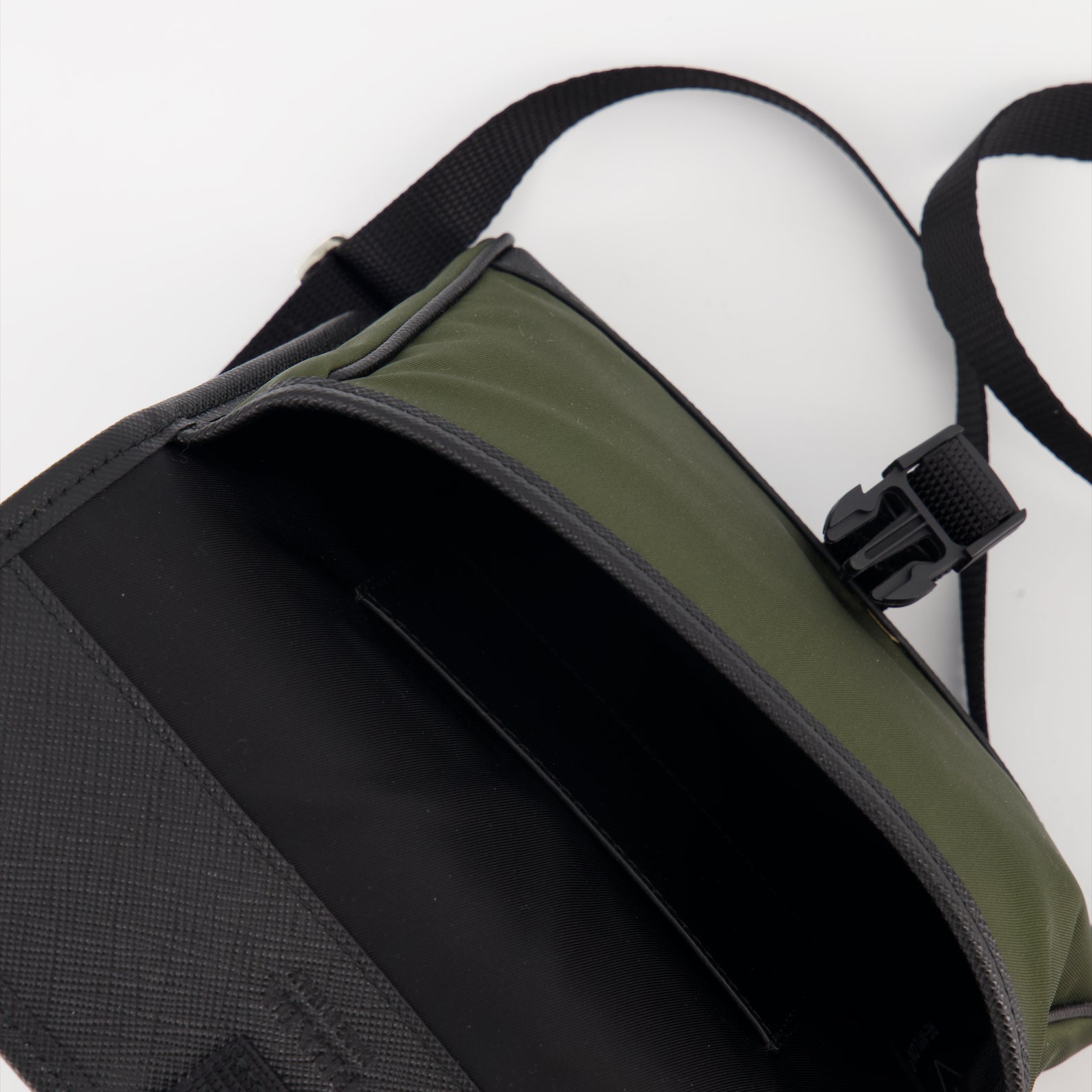 Bolsas transversais Pochette en Re-Nylon et cuir Saffiano Prada Verde Homme