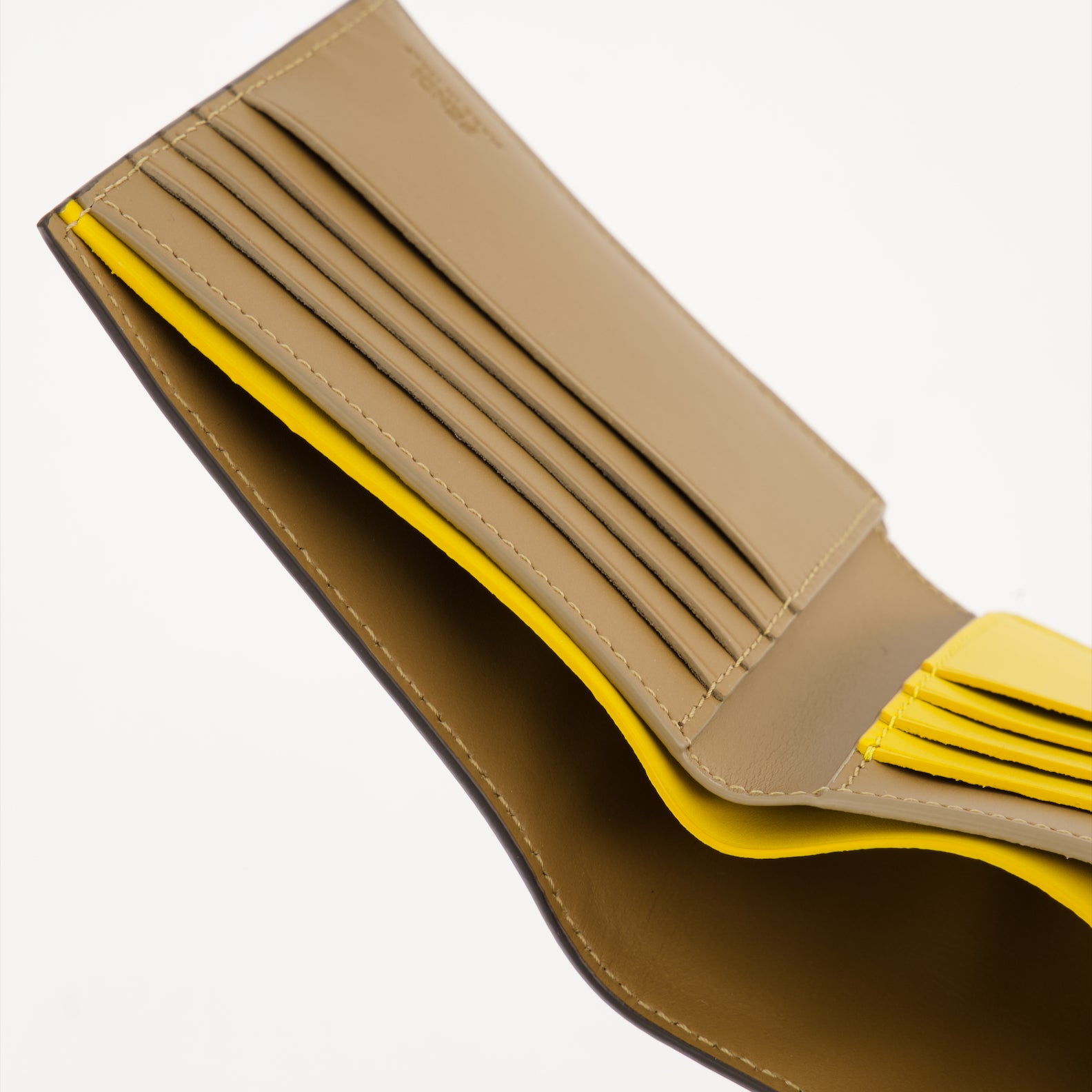 Small leather goods Portefeuille en cuir Fendi Shadow Fendi Beige Homme