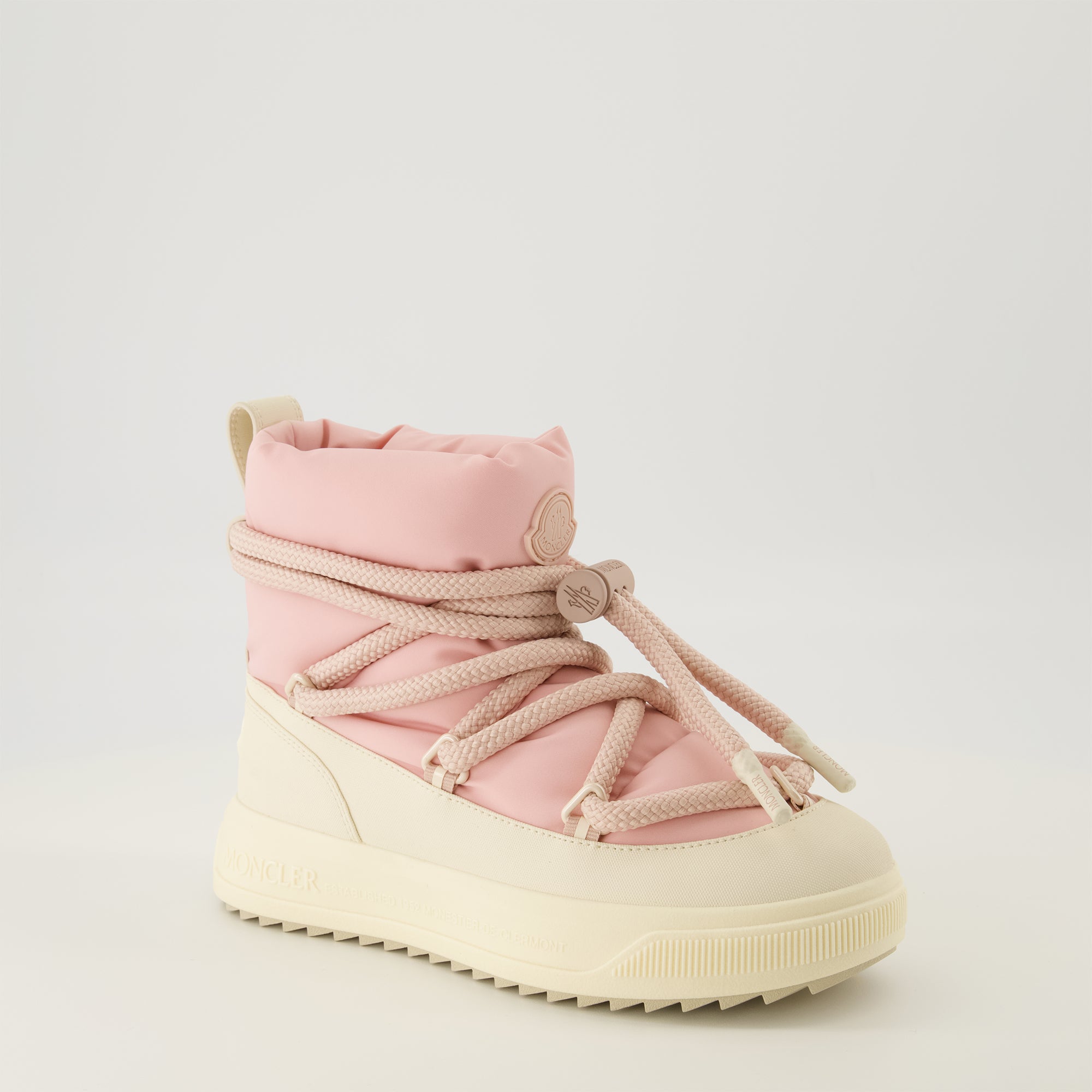 Image de l'article Bottes de neige Altive Mid de la marque Moncler pour Femme - Saison Automne-Hiver 2025 - Vue trois quarts avant droite