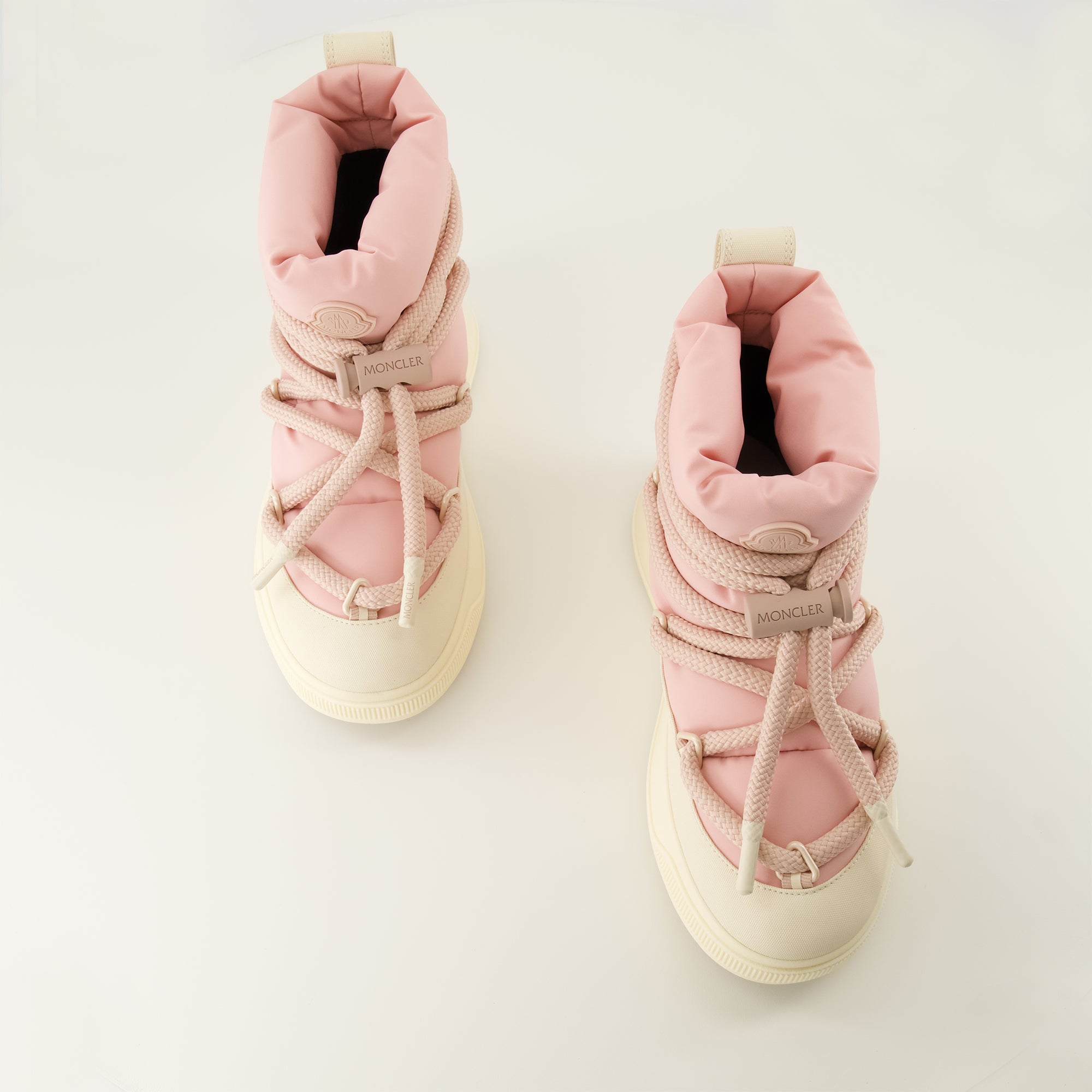 Image de l'article Bottes de neige Altive Mid de la marque Moncler pour Femme - Saison Automne-Hiver 2025 - Vue de dessus paire de chaussure