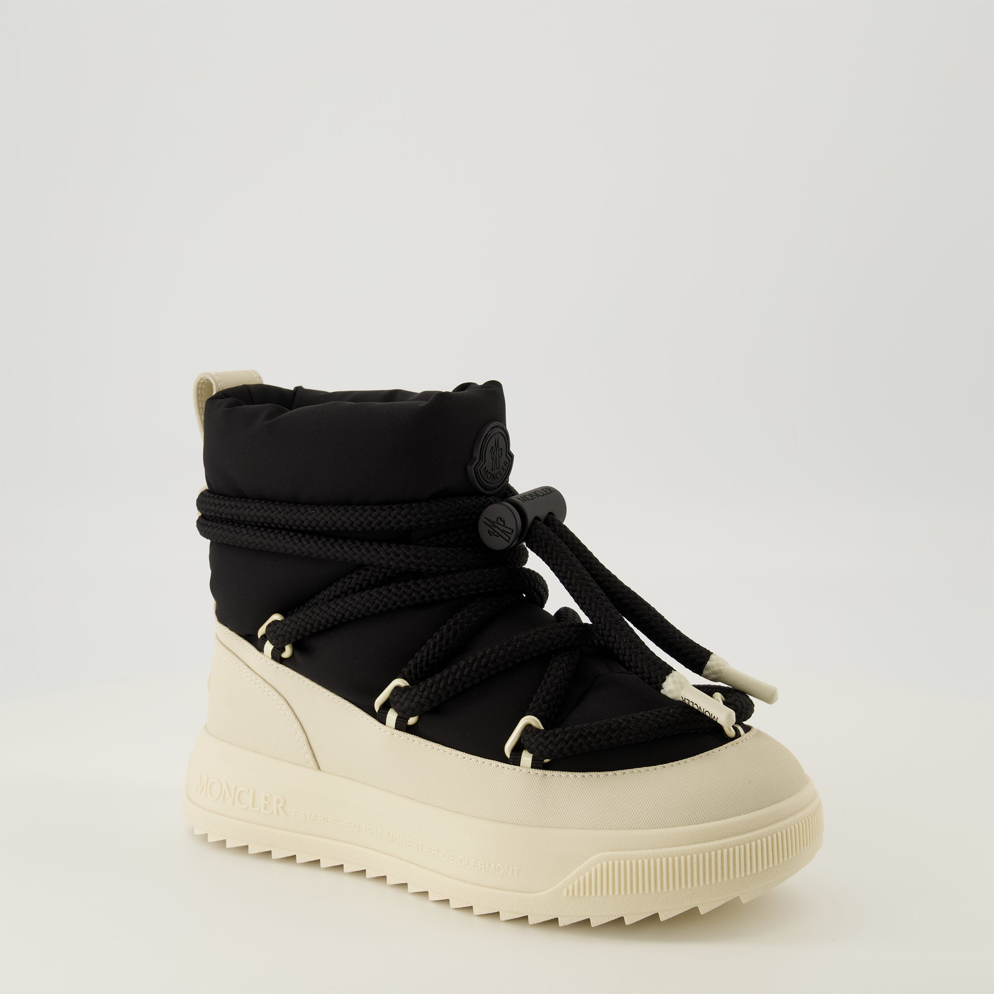 Imagen de las botas de nieve Altive Mid de la marca Moncler para mujer - Temporada Otoño-Invierno 2025 - Vista tres cuartos frontal derecha