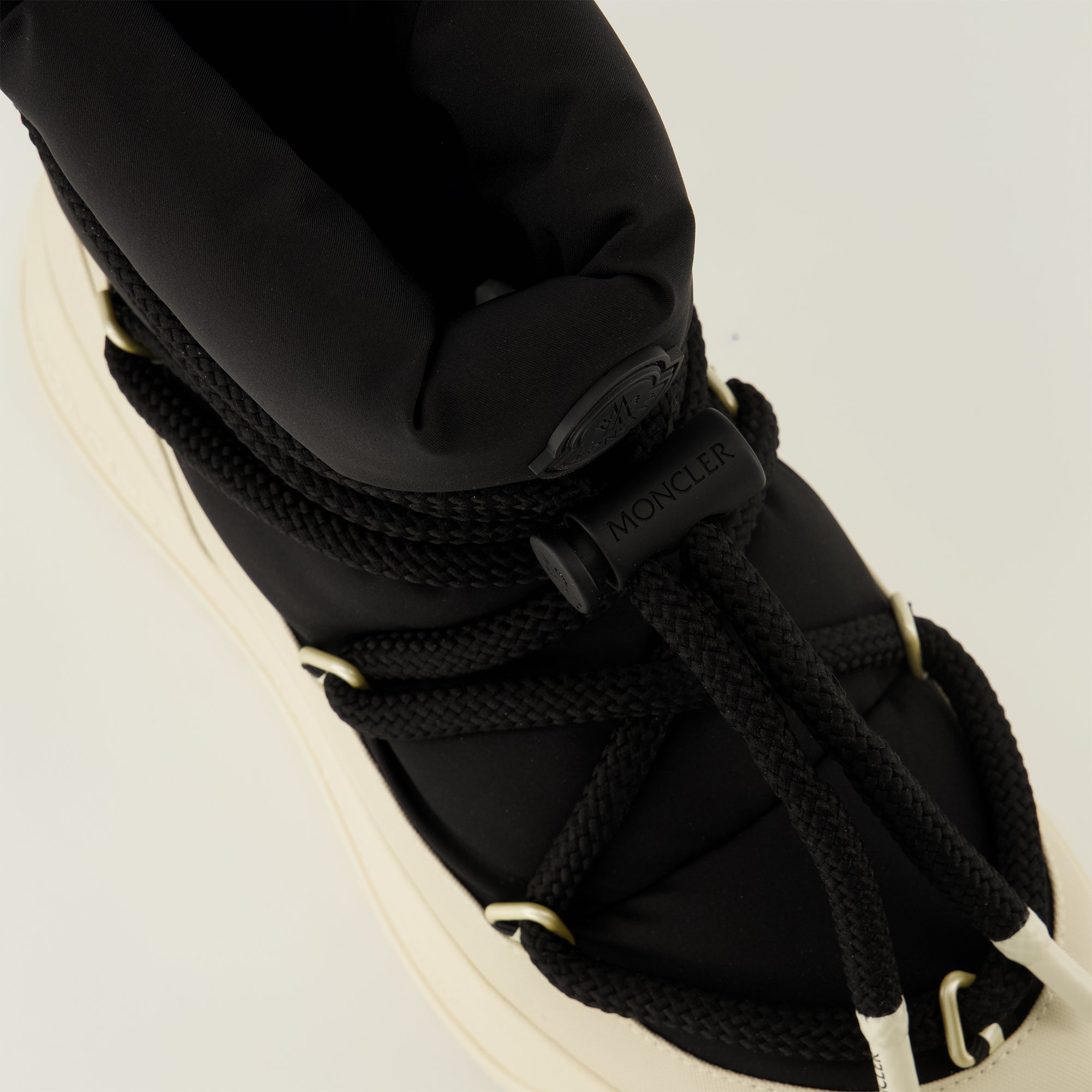 Image de l'article Bottes de neige Altive Mid de la marque Moncler pour Homme - Saison Automne-Hiver 2025 - Vue de dessus paire de chaussure