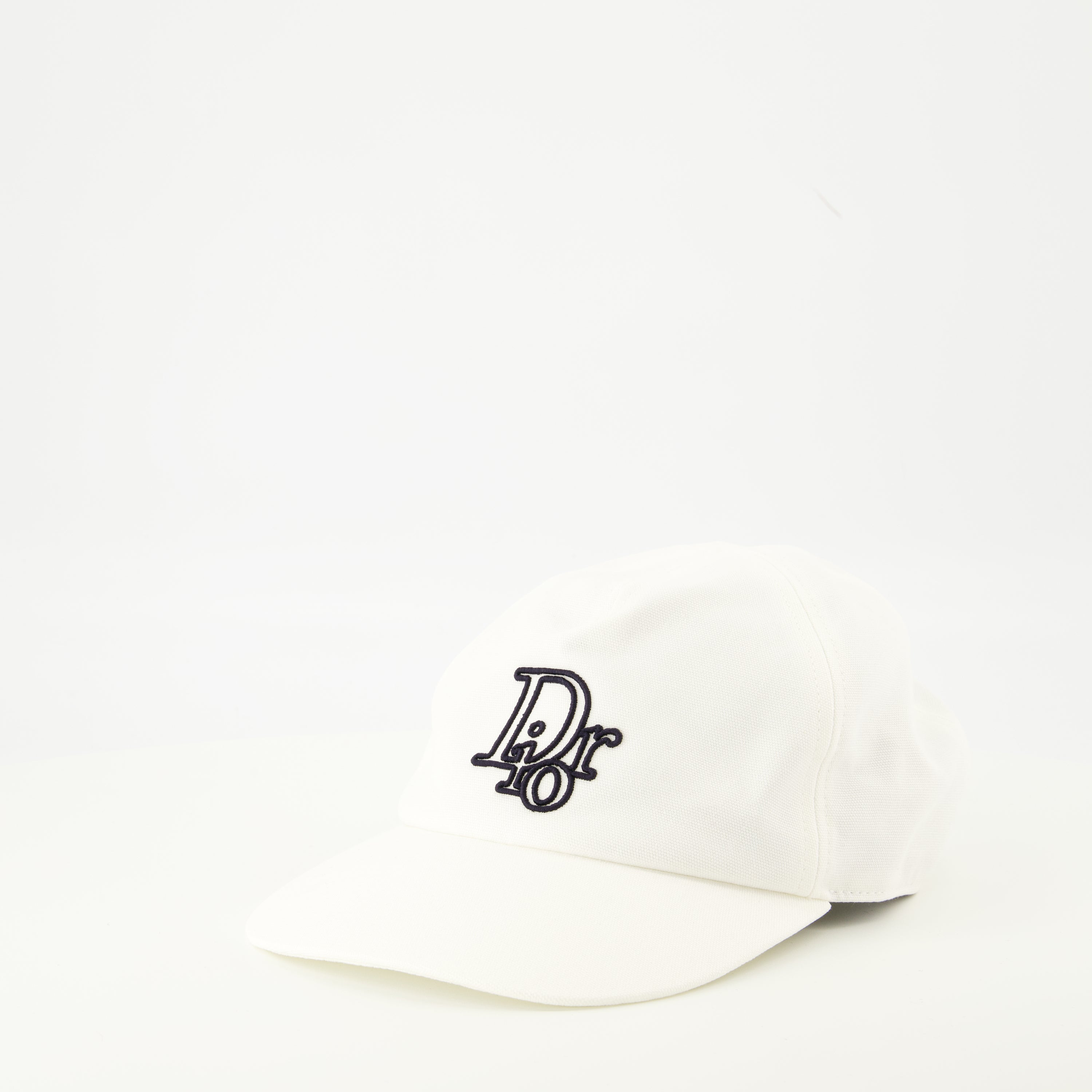 Image de l'article Casquette Oblique de la marque Dior pour Homme - Saison Automne-Hiver 2025 - Vue de Face