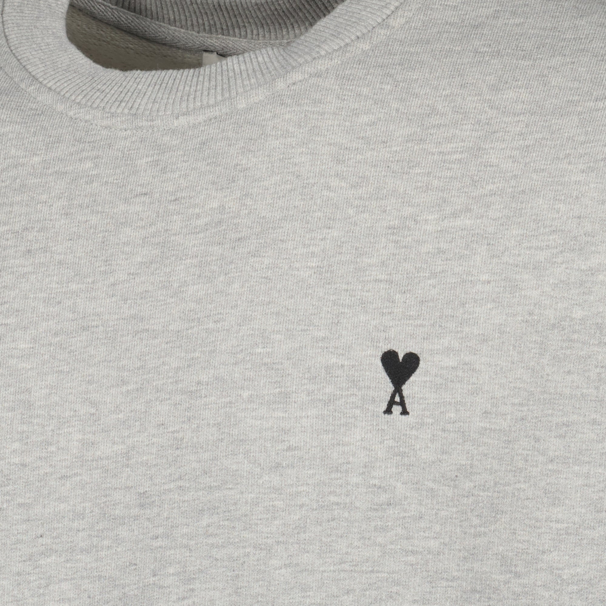 Image of the AMI heart sweatshirt from the brand Ami PARIS for Men - Autumn-Winter 2025 - Detailed View 3