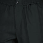 Imagen del pantalón negro de la marca Ami PARIS para Hombre - Temporada Otoño-Invierno 2025 - Vista Detallada_2