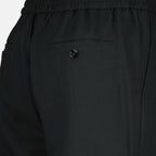 Imagen del pantalón negro de la marca Ami PARIS para Hombre - Temporada Otoño-Invierno 2025 - Vista Detallada_1