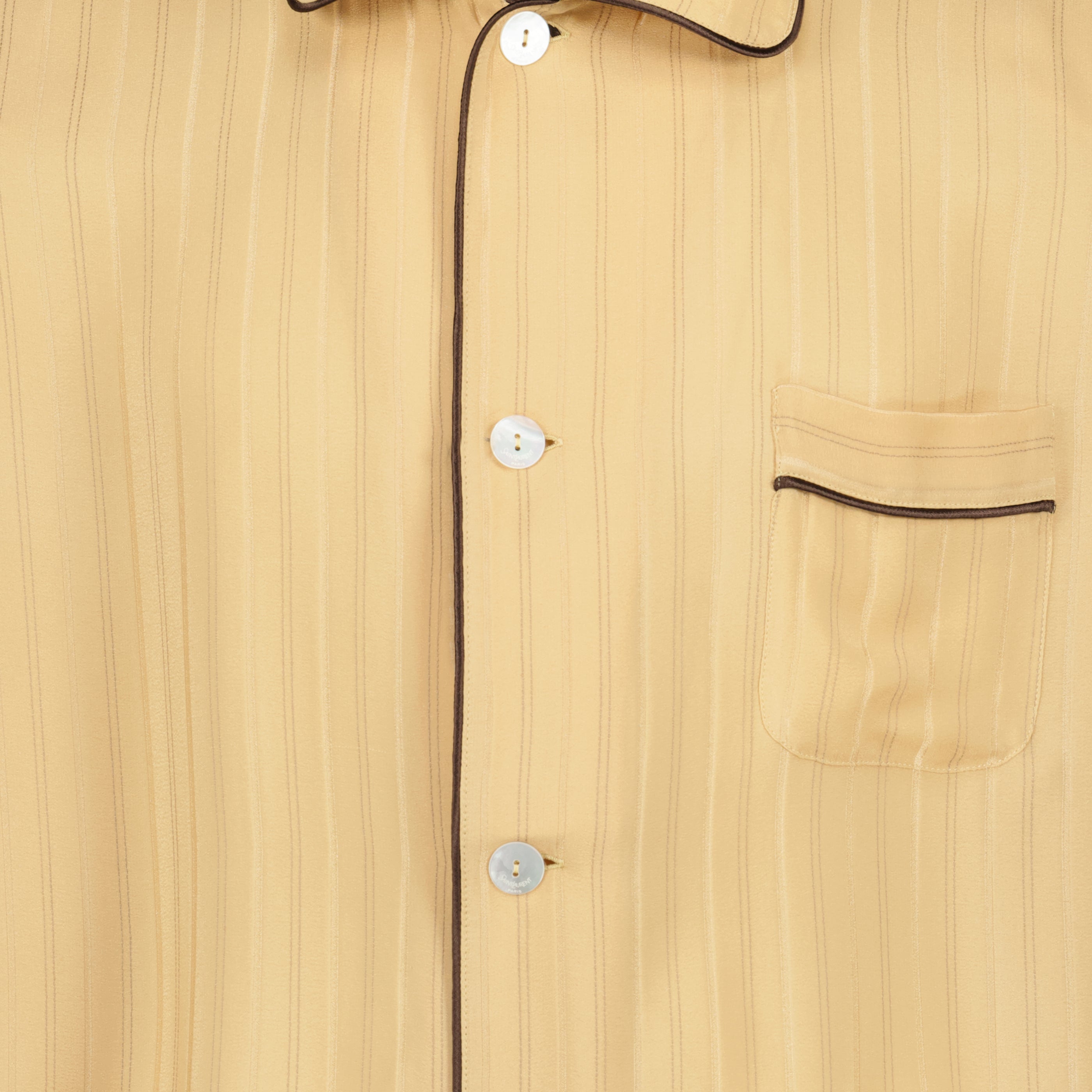 Immagine del top da pigiama in seta beige del marchio Saint Laurent per Uomo - Collezione Primavera-Estate 2026 - Vista Dettagliata 2