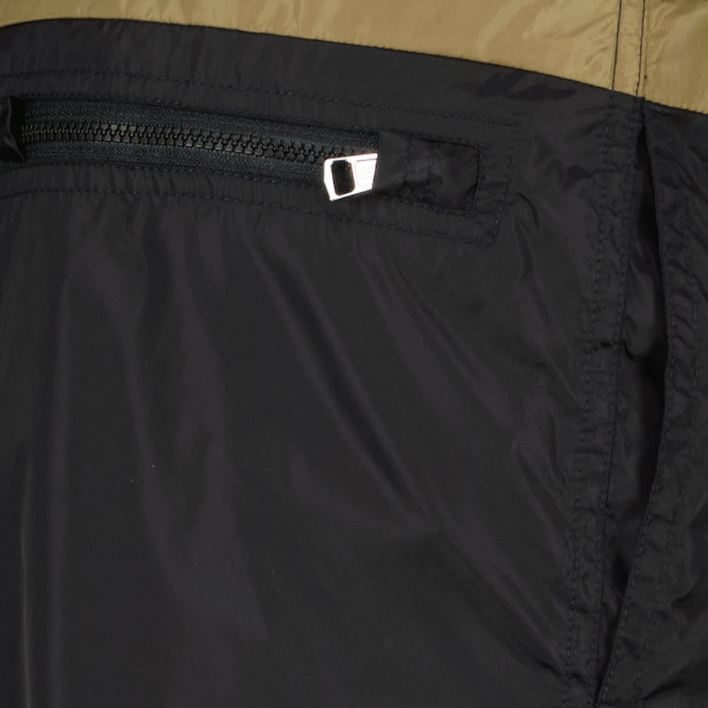 記事の画像 モンクレールのメンズ用バイカラー黒とキャメルの水着 - 春夏2026 - 詳細ビュー_1