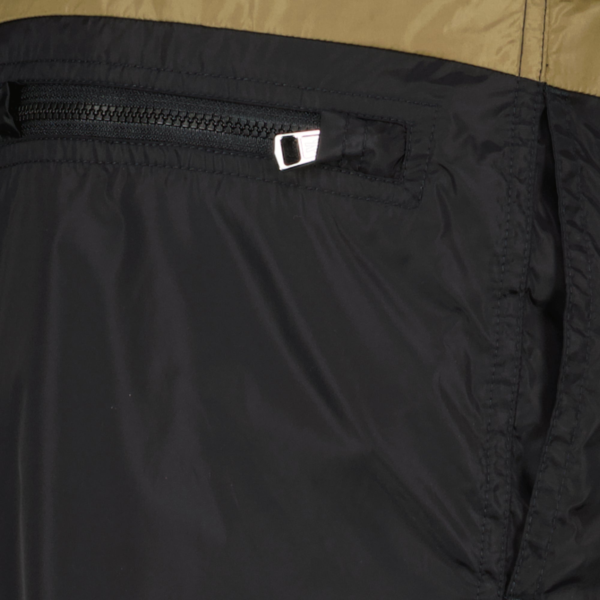 記事の画像 モンクレールのメンズ用バイカラー黒とキャメルの水着 - 春夏2026 - 詳細ビュー_1