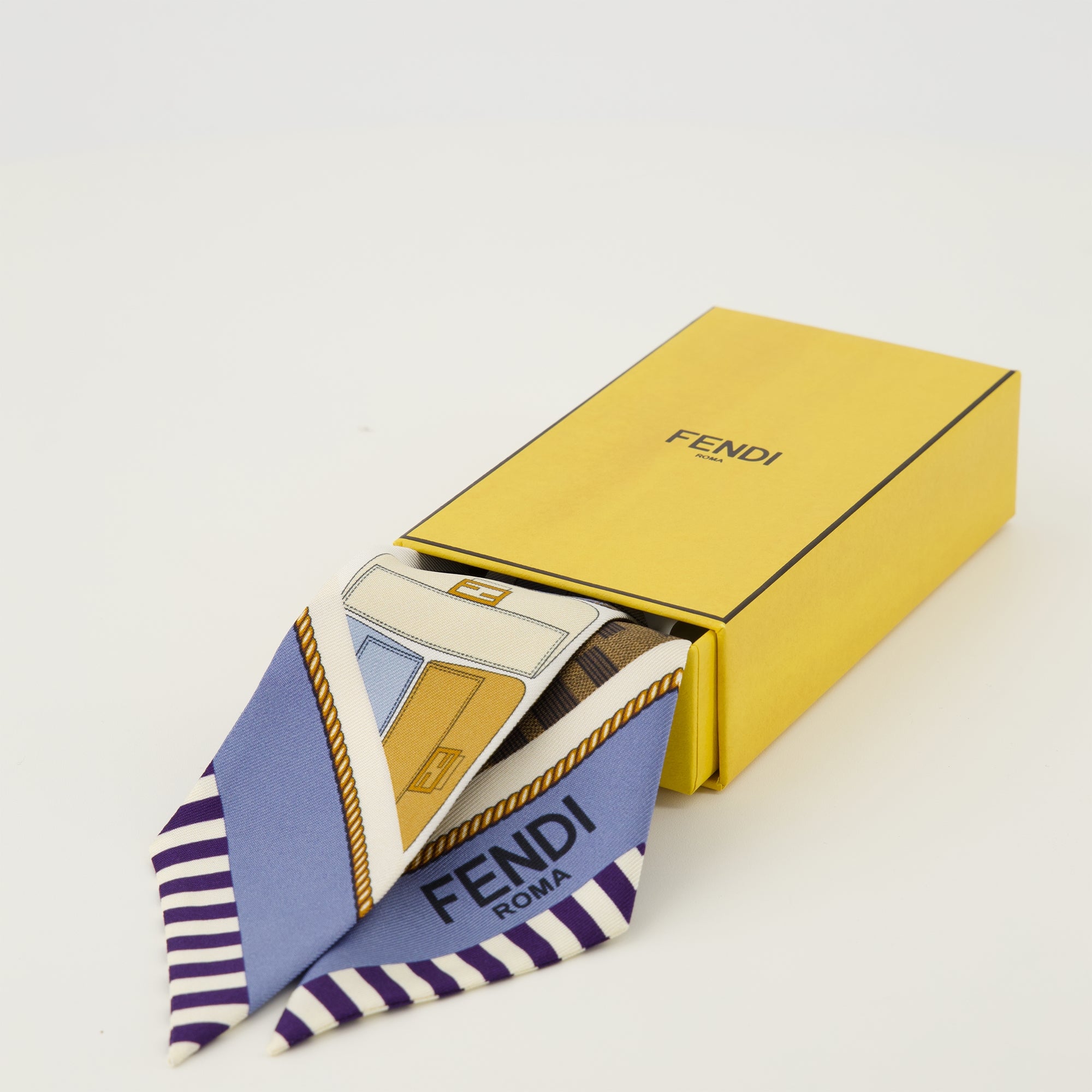 Imagem do lenço de seda multicolorido da marca Fendi para Mulheres - Coleção Primavera-Verão 2026 - Vista Detalhada_3