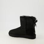 Imagem dos botins Mini Bailey Bow II da marca Ugg para Mulheres - Temporada Outono-Inverno 2025 - Vista três quartos traseira direita