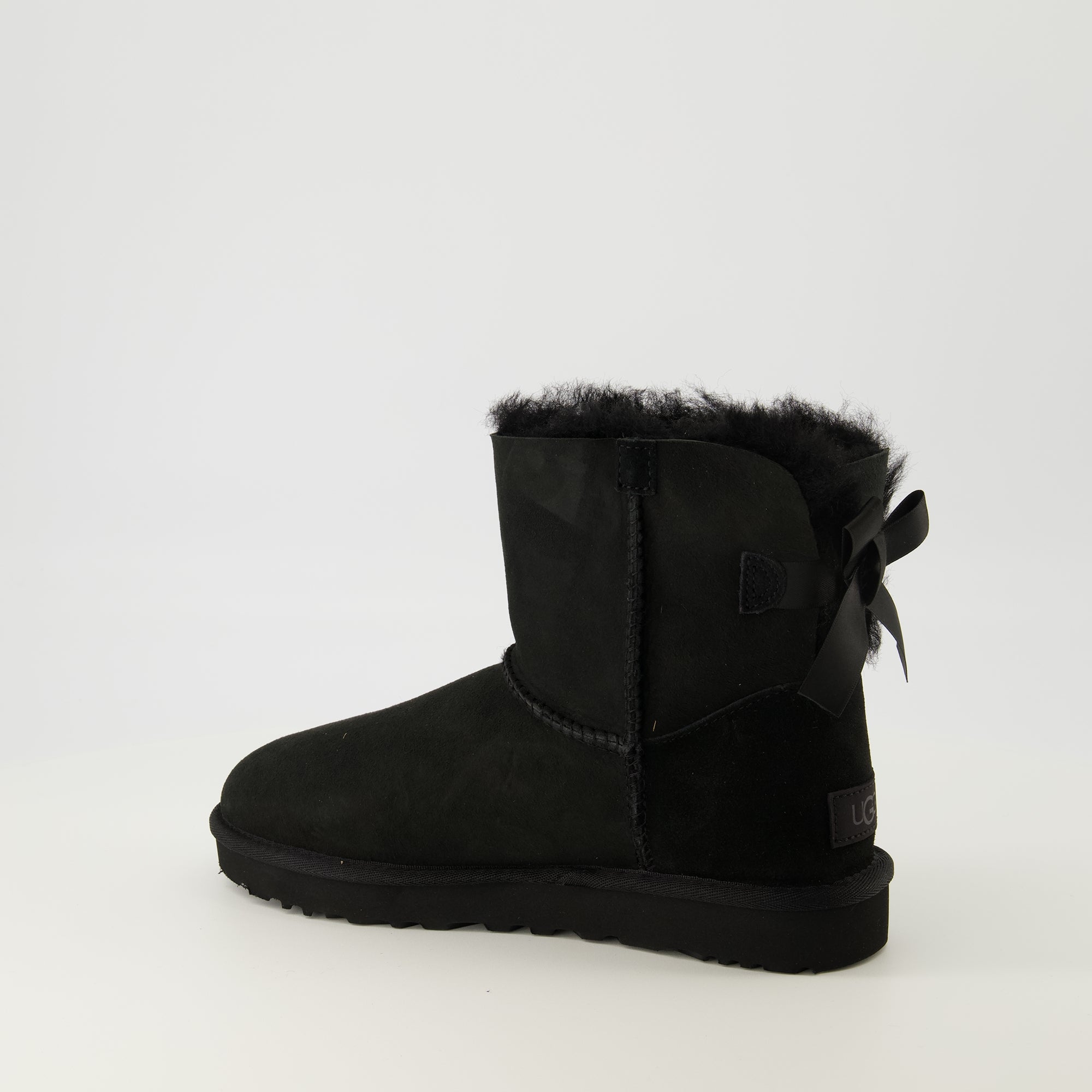 Image de l'article Bottines Mini Bailey Bow II de la marque Ugg pour Femme - Saison Automne-Hiver 2025 - Vue trois quarts arrière droite
