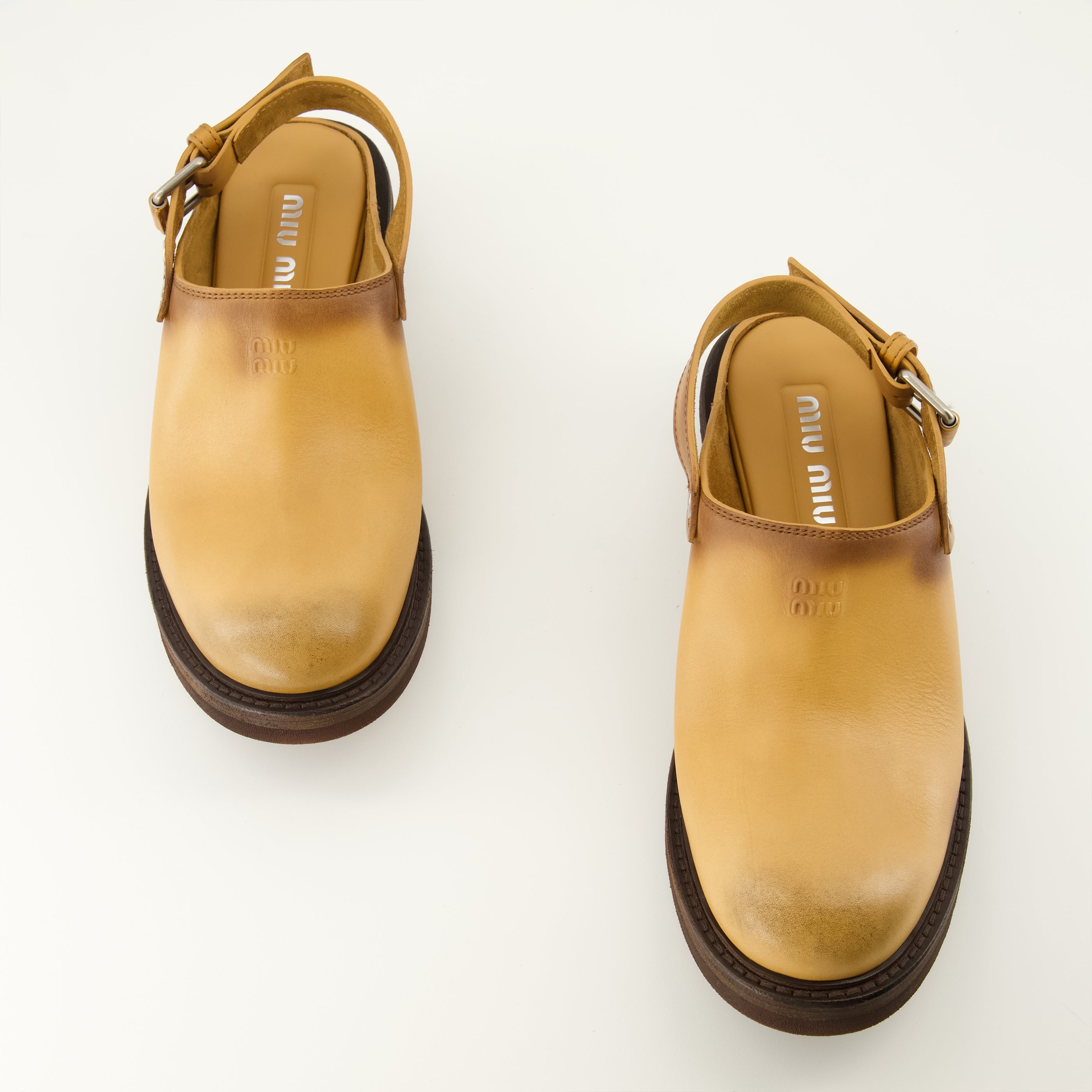 Chaussures ouvertes Mules de Cuero Foule Miu Miu Marron Femme