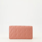 Imagem da carteira Baguette da Fendi para mulher com corrente rosa - Coleção Outono-Inverno 2025 - Vista traseira