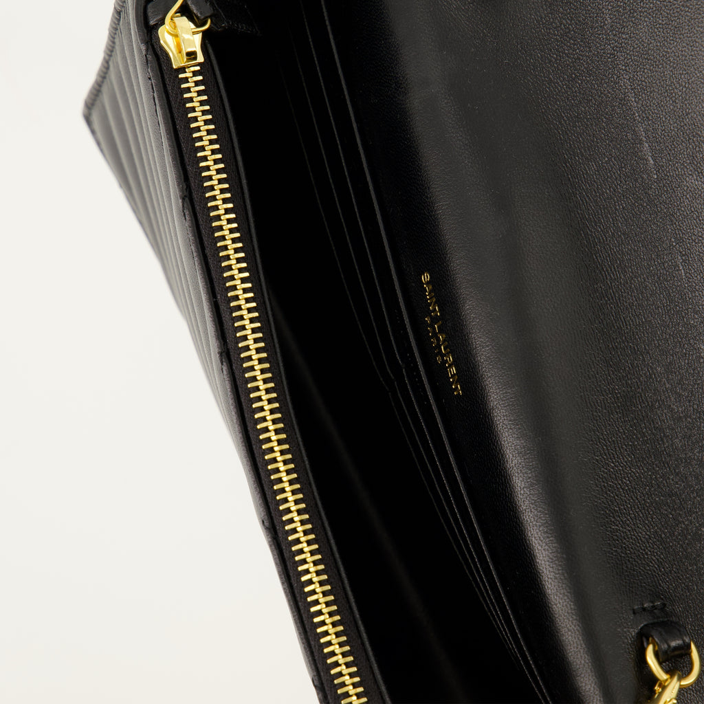 Bild der Kettenumschlagbrieftaschen der Marke Saint Laurent für Frauen - Herbst-Winter 2025 - Detaillierte Ansicht_3