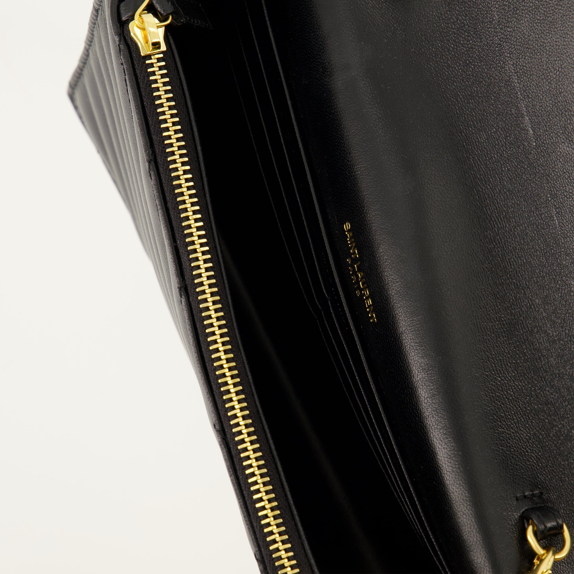 Bild der Kettenumschlagbrieftaschen der Marke Saint Laurent für Frauen - Herbst-Winter 2025 - Detaillierte Ansicht_3