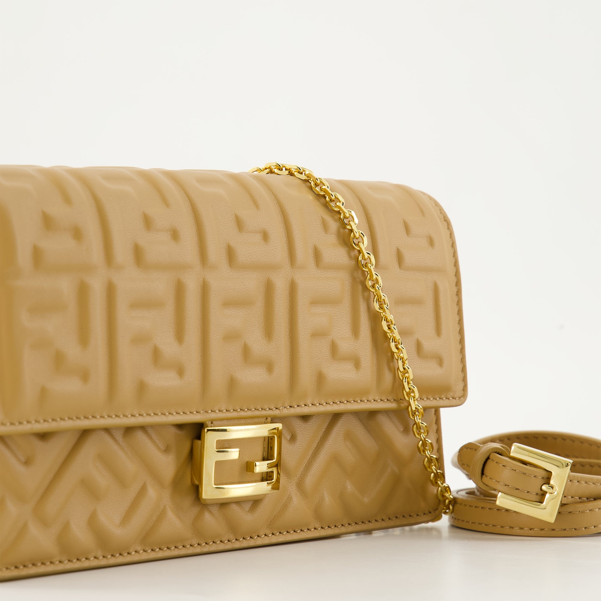 Crossbody bags Portefeuille en cuir à chaîne Fendi Brown Femme