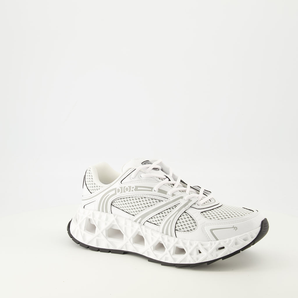 Imagen de las Zapatillas Blancas B35 de Dior para Hombre - Temporada Primavera-Verano 2026 - Vista tres cuartos frontal derecha