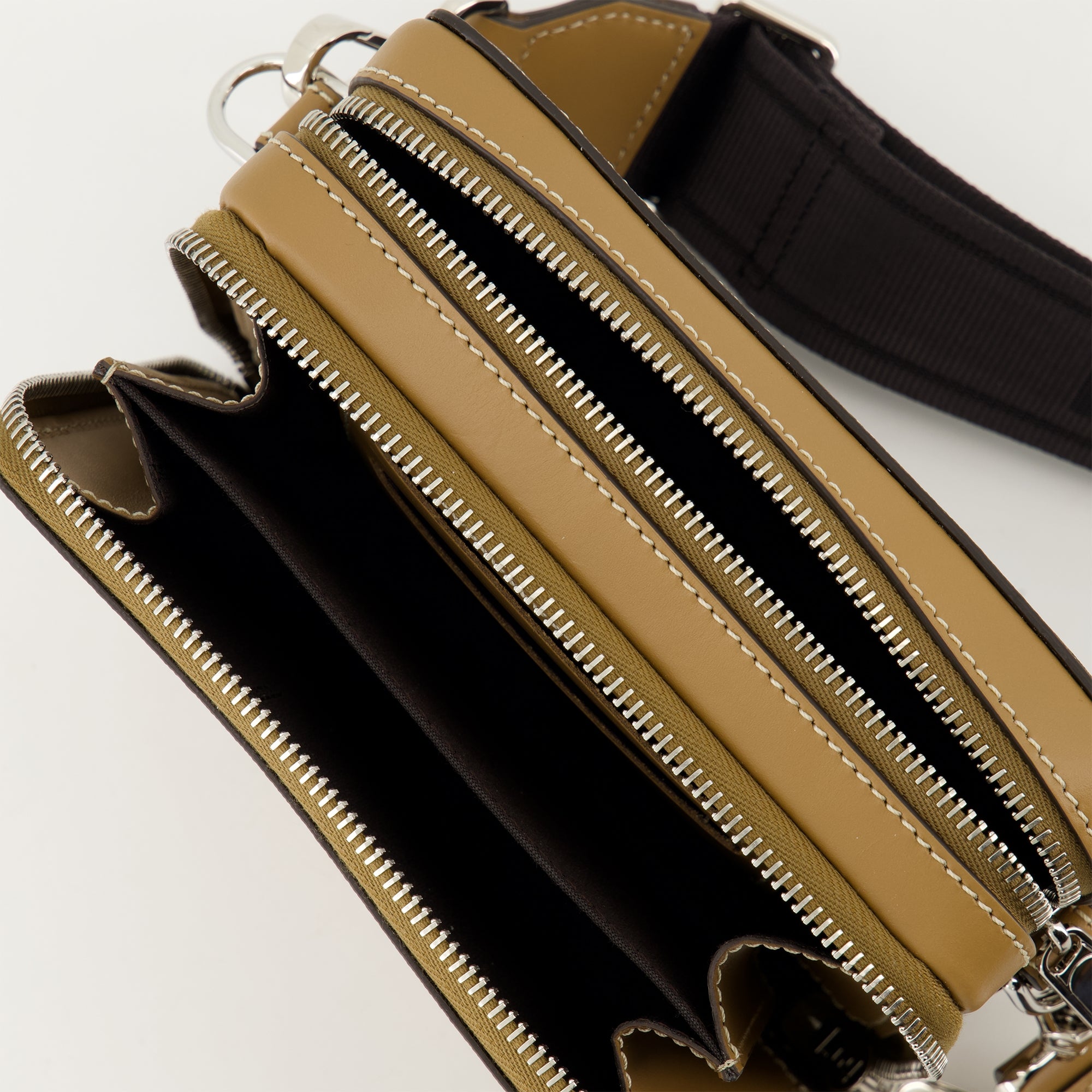 Umhängetaschen Mini sac en cuir Fendi Braun Homme