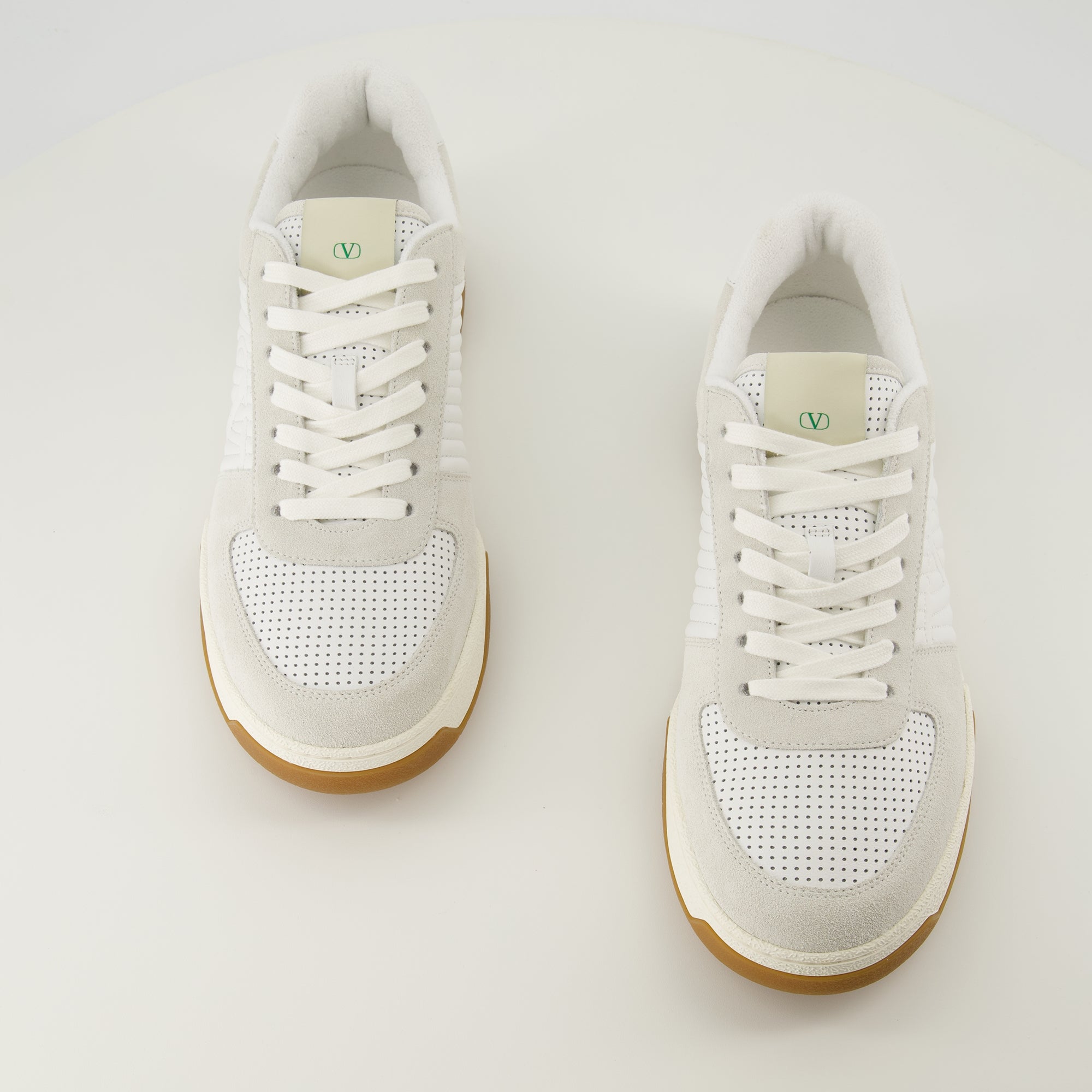 バレンティノ・ガラヴァーニの白いスパリー・スニーカーの画像 - メンズ - 2026年春夏 - 靴のペアの上からのビュー