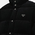 Imagem do casaco de puffer em veludo côtelé preto da marca Prada para Homem - Temporada Outono-Inverno 2025 - Vista Detalhada_3