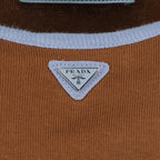Imagen de la camiseta sin mangas de canalé marrón de la marca Prada para mujer - Temporada Primavera-Verano 2026 - Vista detallada_2
