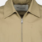 Immagine del blouson beige AMI a forma di cuore del marchio Ami PARIS per Uomo - Stagione Primavera-Estate 2026 - Vista Dettagliata_2