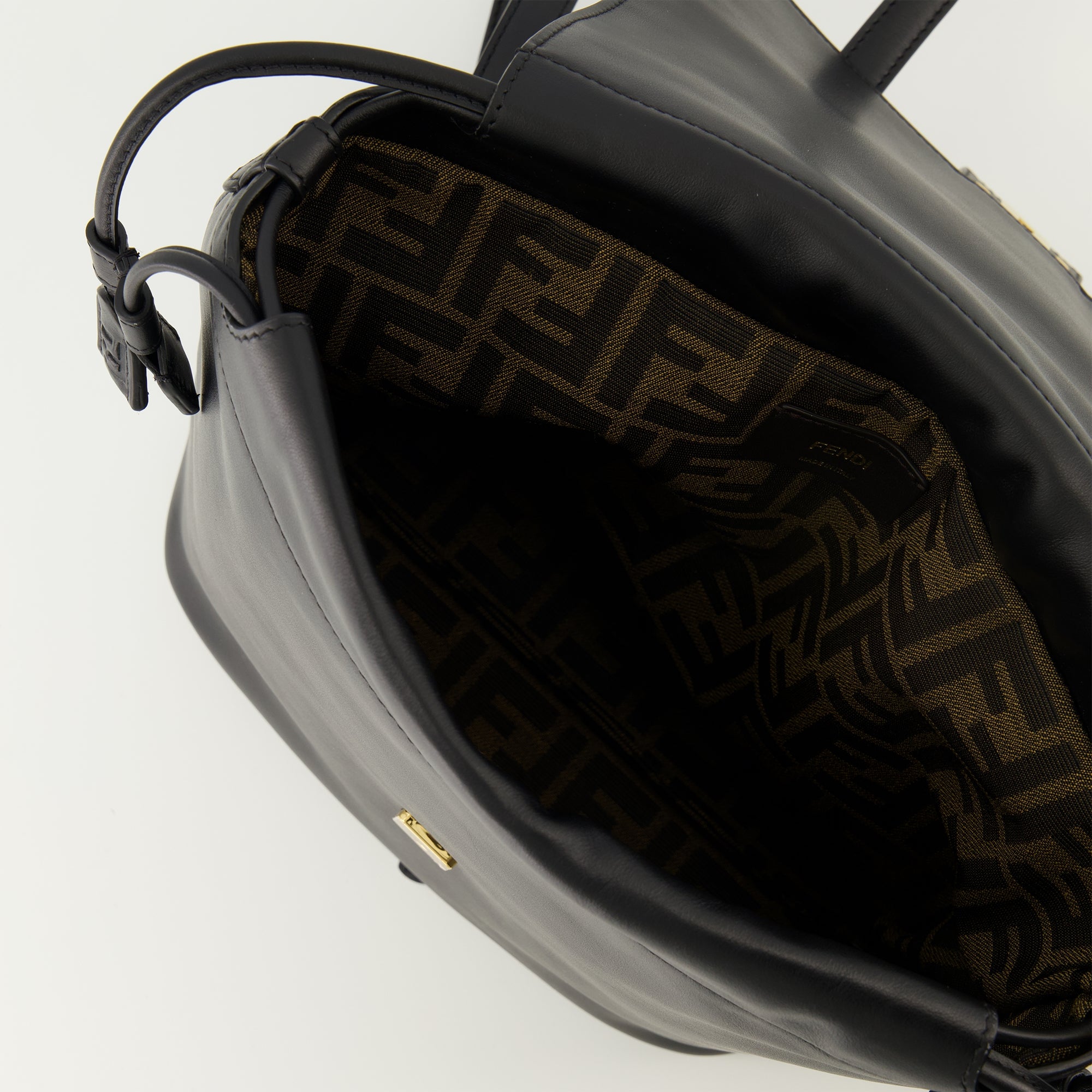 Image de l'article Sac à dos en cuir noir de la marque Fendi pour Femme - Saison Automne-Hiver 2025 - Vue détaillée_3