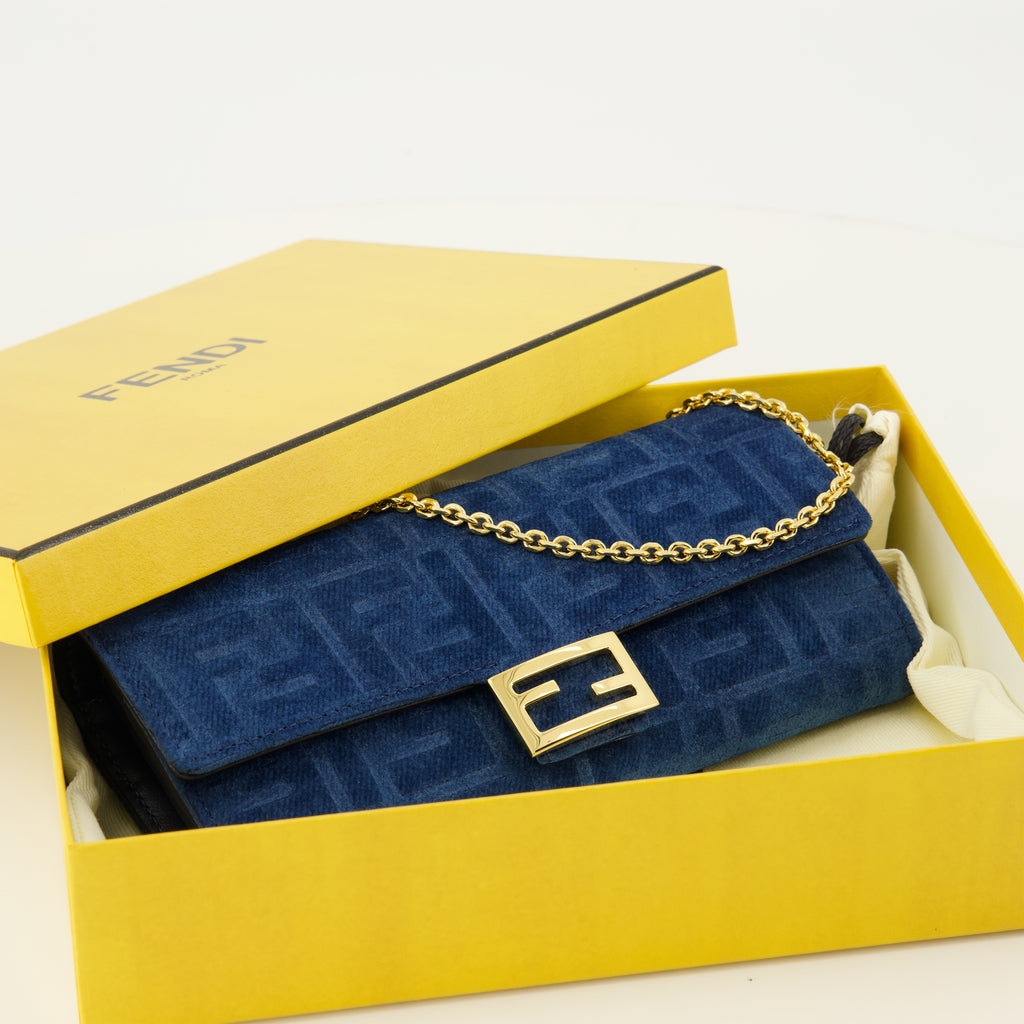 Imagen de la billetera Baguette con cadena azul marino de la marca Fendi para mujer - Temporada Primavera-Verano 2026 - Vista Detallada_2