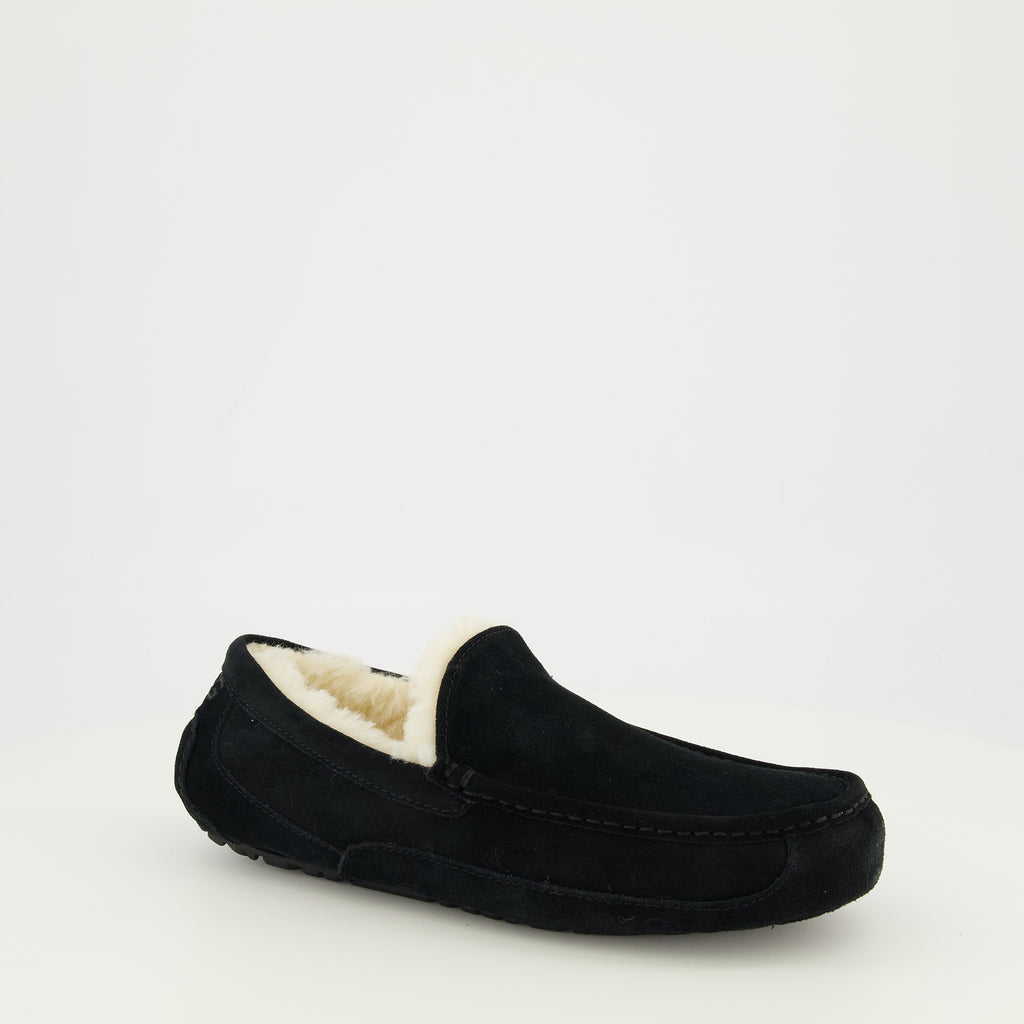 Image of the Ugg Ascot black slippers for men - Spring-Summer 2026 season - Three-quarter front right view