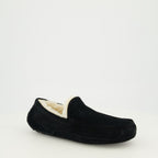 남성용 Ugg 아스코트 블랙 슬리퍼 이미지 - 2026 봄/여름 시즌 - 오른쪽 앞쪽 삼분의 일 보기