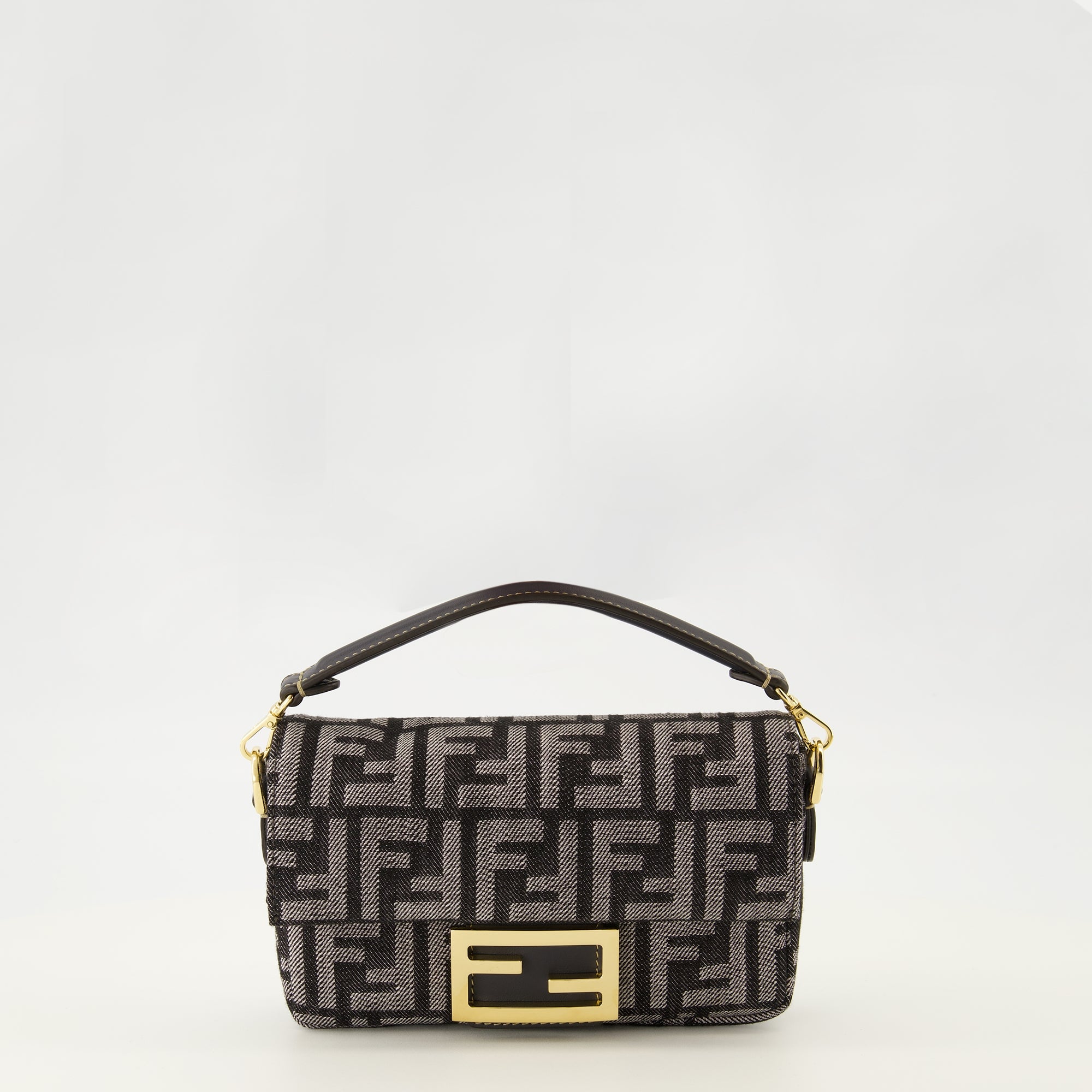 Image de l'article Sac Baguette mini en denim FF de la marque Fendi pour Femme - Saison Automne-Hiver 2025 - Vue de Face