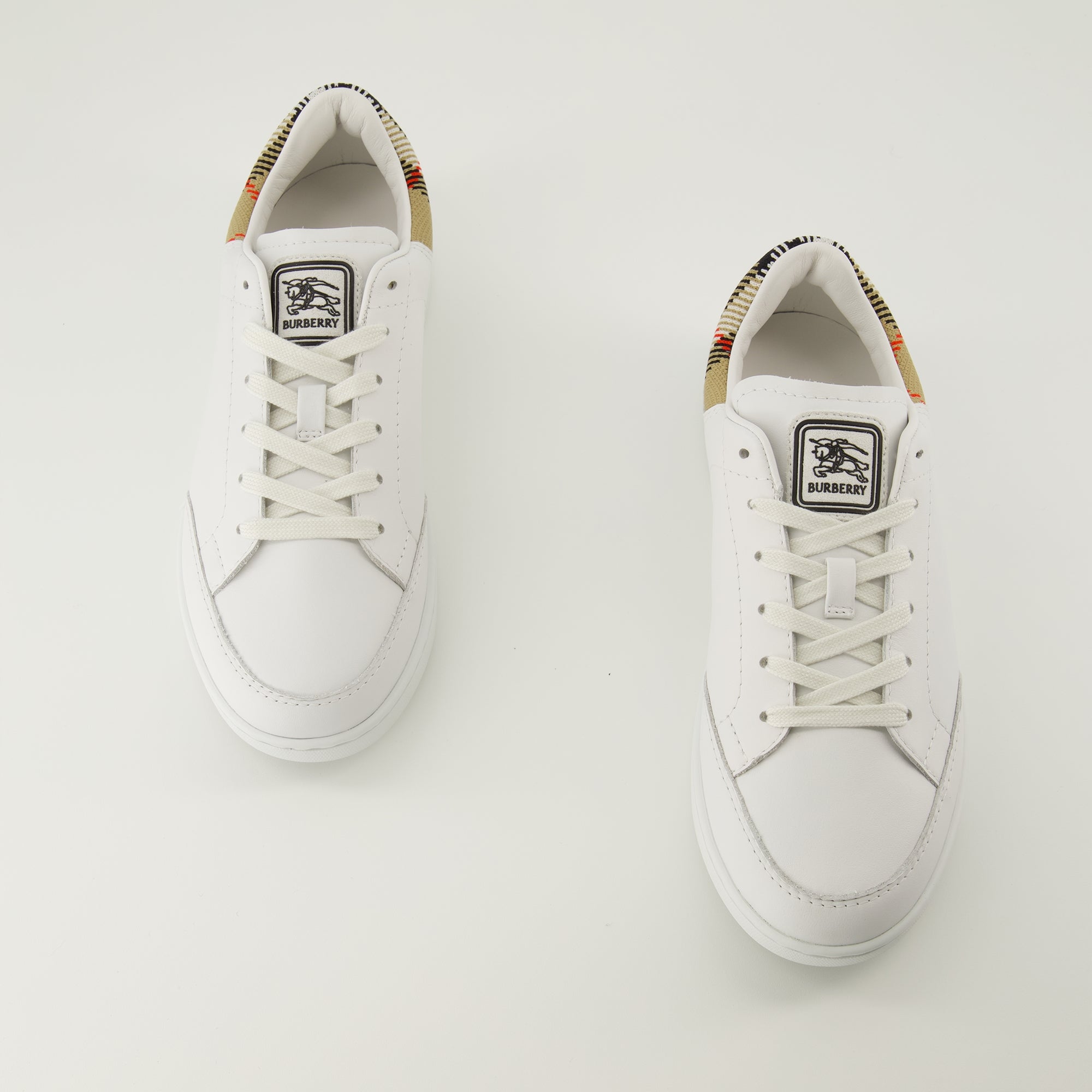 Imagen de las zapatillas Set de cuero blanco de la marca Burberry para Mujer - Temporada Primavera-Verano 2026 - Vista de cima del par de zapatos