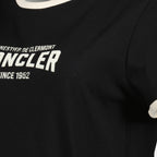 Imagem da t-shirt com logo em relevo preto da marca Moncler para Mulheres - Coleção Primavera-Verão 2026 - Vista Detalhada_2