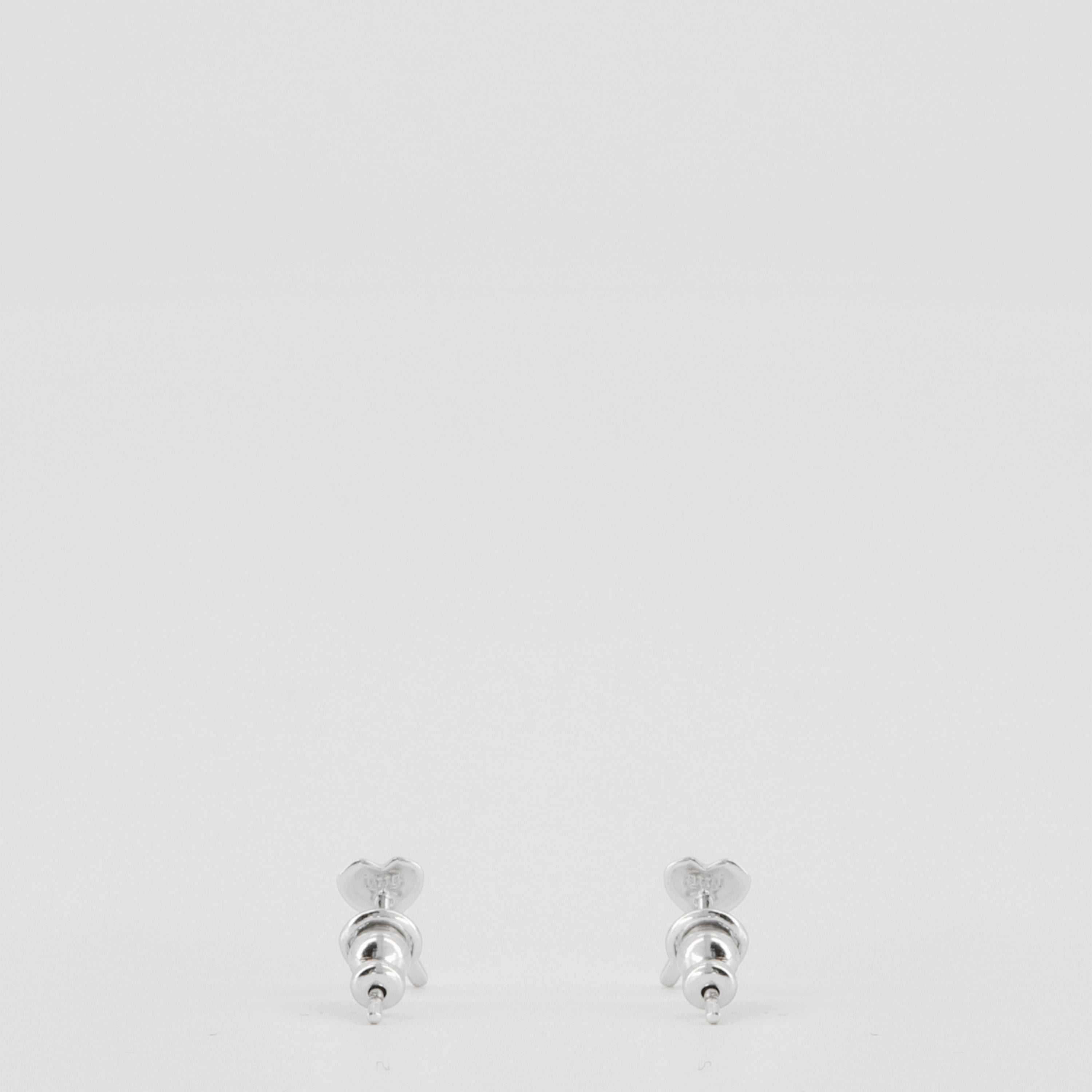 Image of the silver heart-shaped Ami earrings from the brand Ami PARIS for Women - Spring-Summer 2026 - Back View