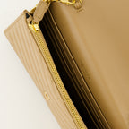 Imagem da carteira envelope com corrente da marca Saint Laurent para mulheres - Temporada Outono-Inverno 2025 - Vista Detalhada_3