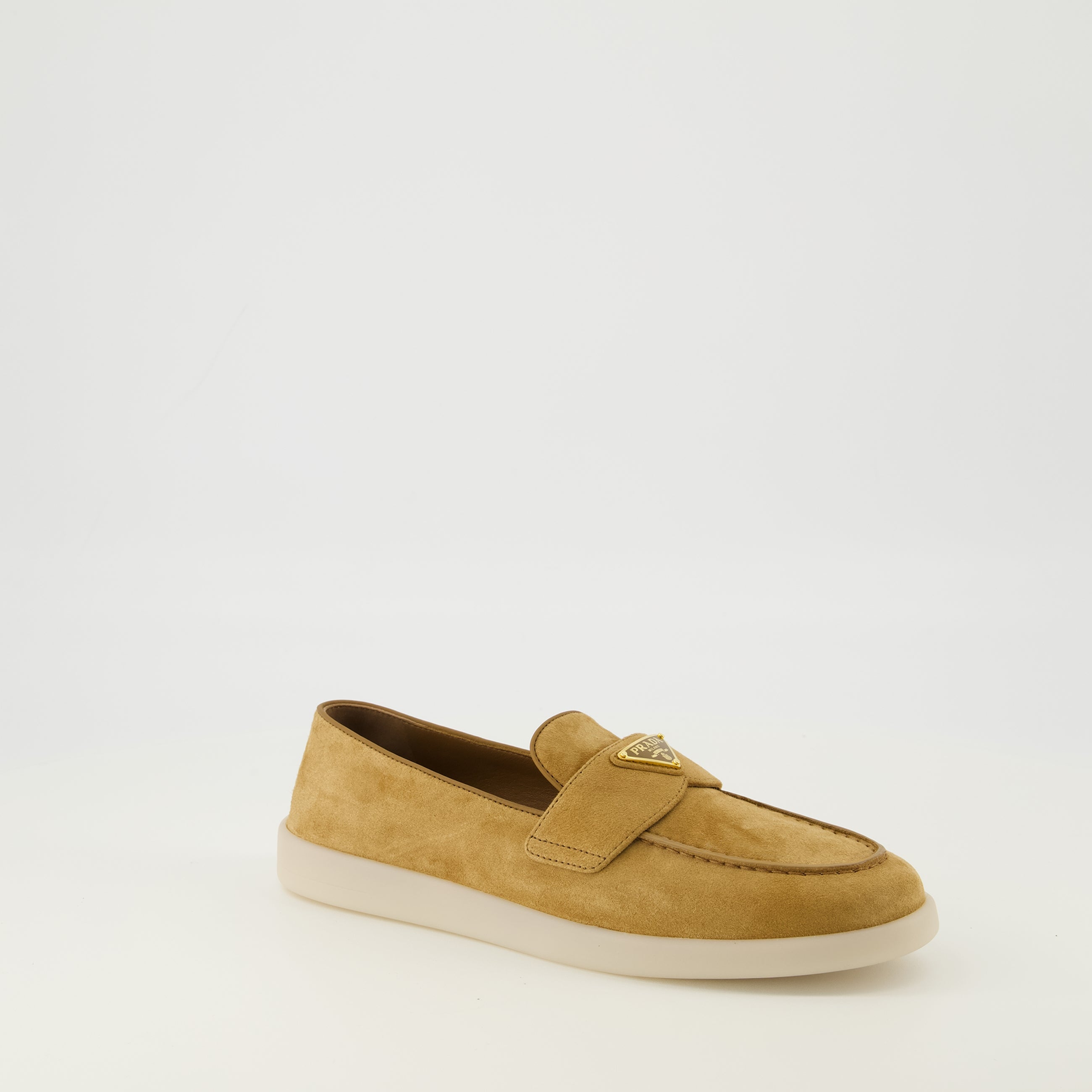 Imagen de los mocasines de cuero nobuck marrón de Prada para Mujer - Temporada Primavera-Verano 2026 - Vista en tres cuartos frontal derecha