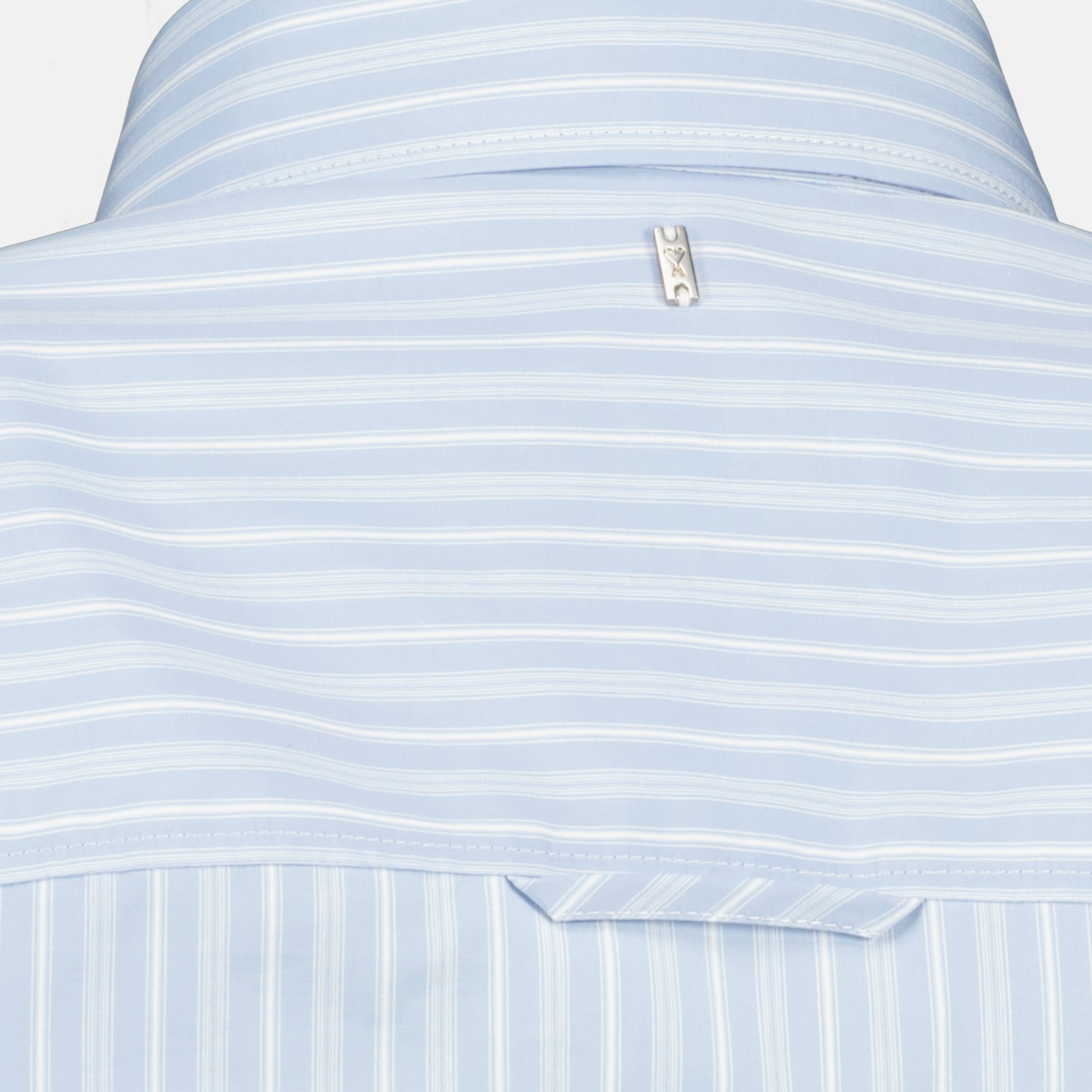 Image of the fitted blue Jabot shirt from the brand Ami PARIS for Women - Spring-Summer 2026 - Detailed View 2