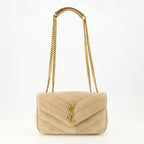 Imagem da bolsa Loulou small em camurça bege da marca Saint Laurent para Mulheres - Coleção Primavera-Verão 2026 - Vista Frontal