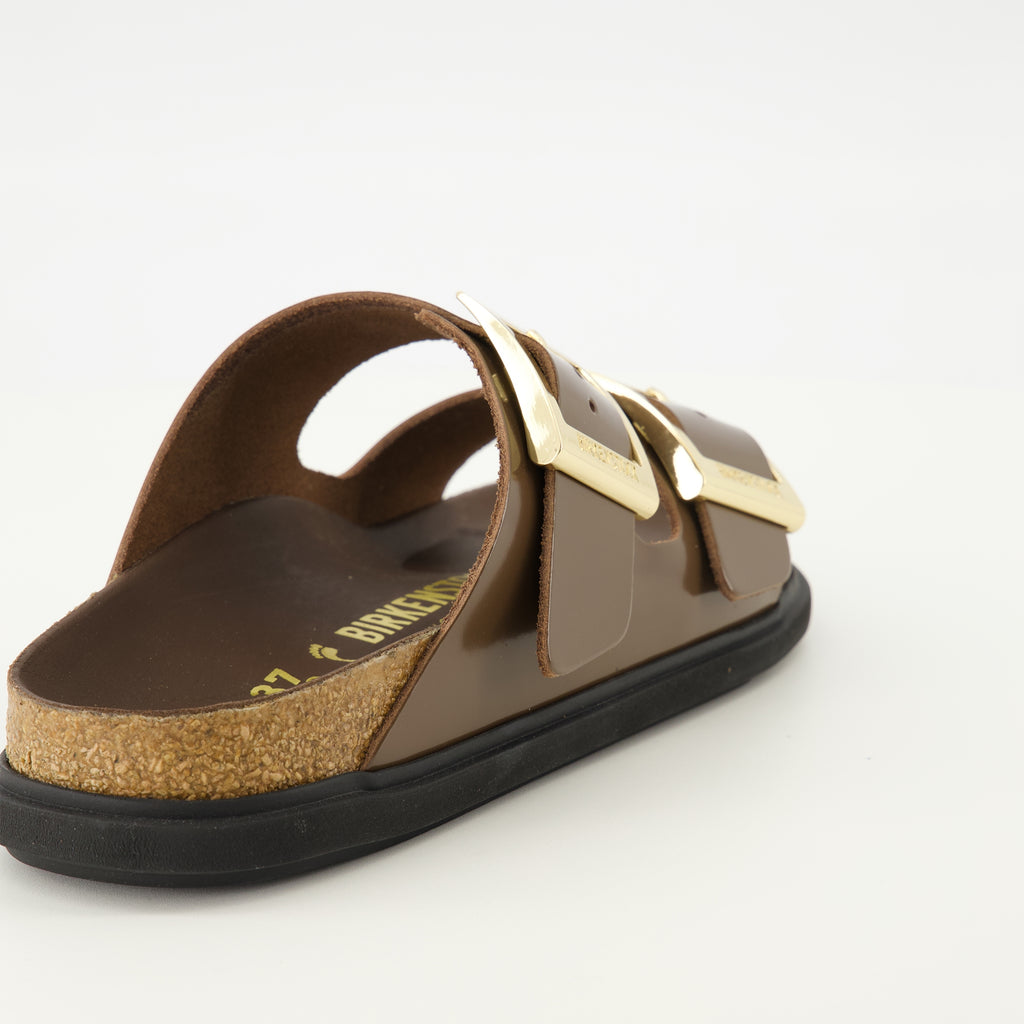 Immagine delle sandali Birkenstock Arizona Droplet Buckle marroni per donna - Stagione Primavera-Estate 2026 - Vista posteriore