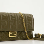 Crossbody bags Portefeuille en cuir à chaîne Fendi Green Femme