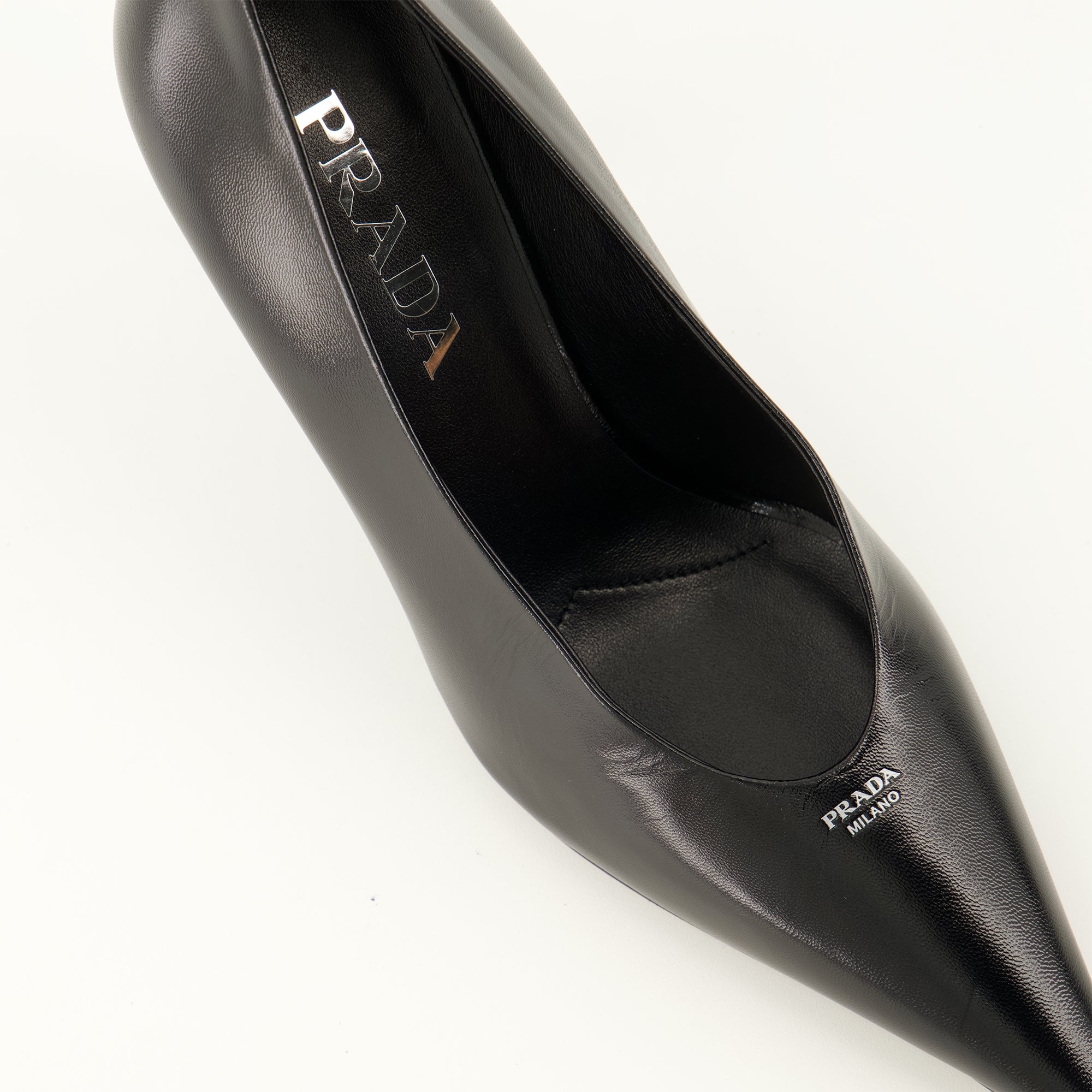 Escarpins 黒のレザーパンプス Prada Noir Femme