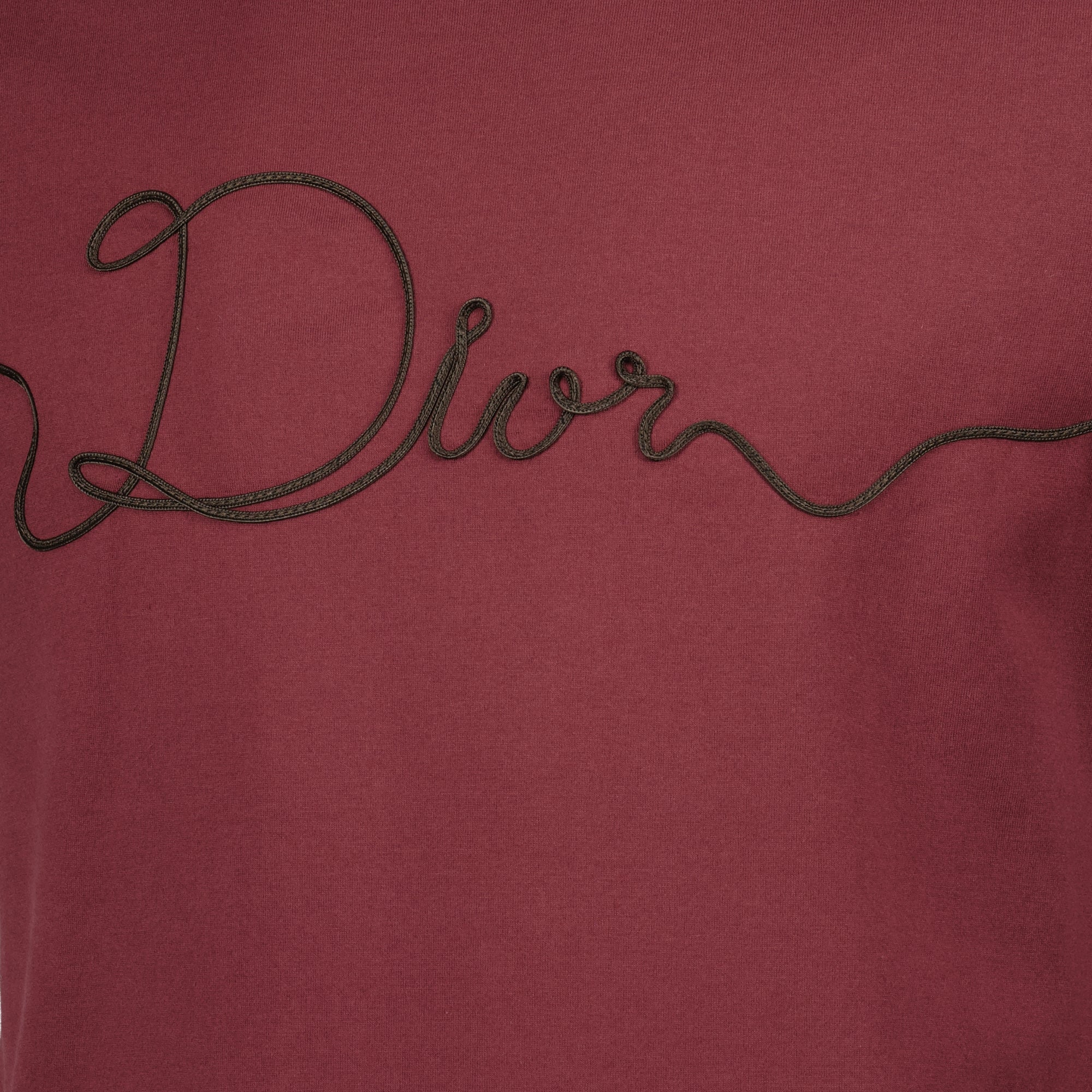 Bild des burgunderfarbenen Dior Ribbon T-Shirts der Marke Dior für Herren - Frühjahr-Sommer 2026 - Detailansicht_2