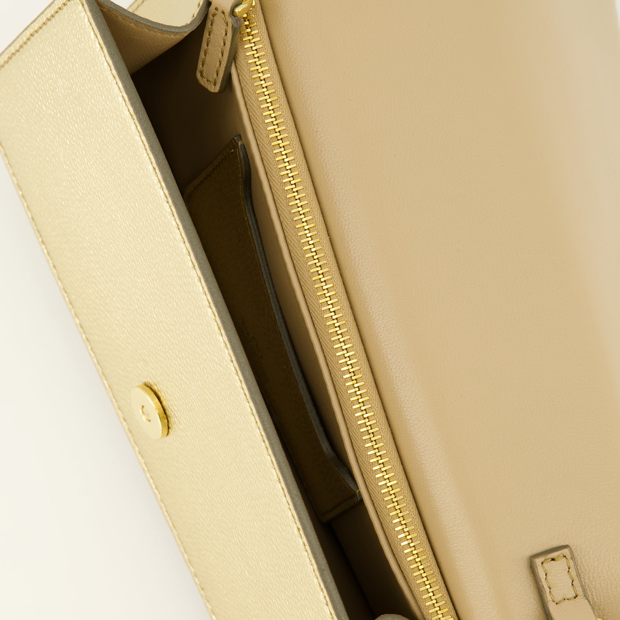 Sacs à main et épaule VLogo Laminated Leather Clutch Valentino Garavani Doré Femme