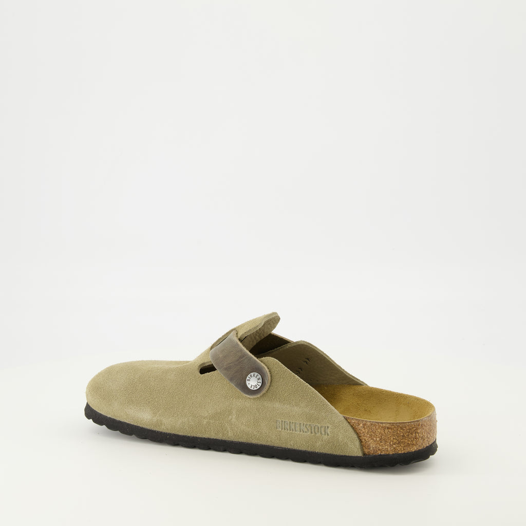 Birkenstock 브랜드의 남성용 카키 스웨이드 뮬 기사 이미지 - 2026 봄-여름 시즌 - 오른쪽 뒤쪽 3/4 보기