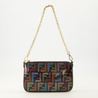 Imagen de la cartera Baguette multicolor de la marca Fendi para mujer - Temporada Primavera-Verano 2026 - Vista Trasera