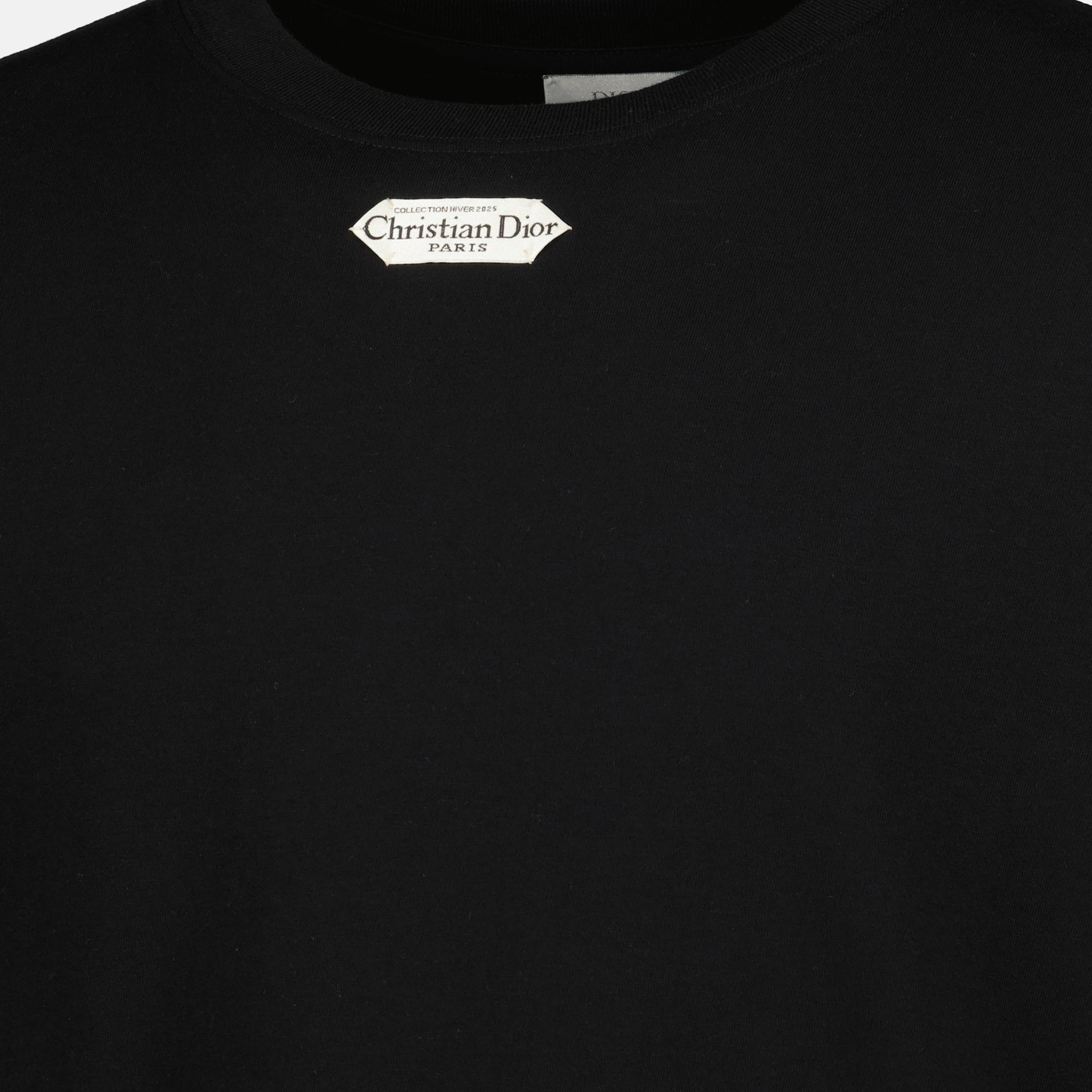 Immagine della maglietta con etichetta nera del marchio Dior per Uomo - Stagione Autunno-Inverno 2025 - Vista dettagliata_1