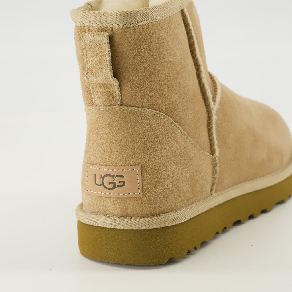 UggのクラシックミニIIベージュブーツ（女性用）の画像 - 2026年春夏シーズン - 後ろからのビュー